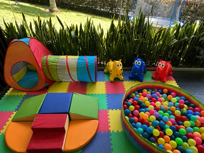 Play set con piscina de pelotas y bloques de colores