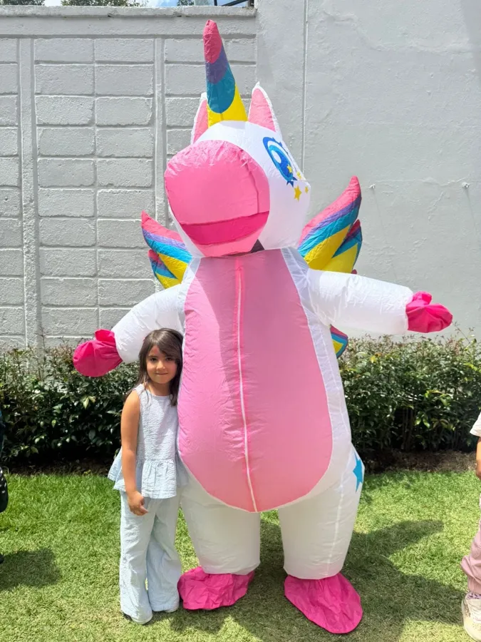 Niña con el personaje inflable de unicornio