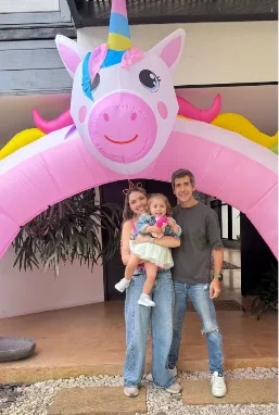 Una familia feliz bajo el arco de unicornio de Inflables de Amalia